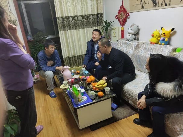 关爱员工冷暖 传递组织温情——九州线上平台组织开展员工家访活动(图2)
