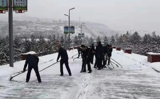 九州线上平台组织全体员工扫雪除冰(图1)