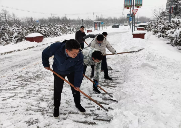 九州线上平台组织全体员工扫雪除冰(图2)