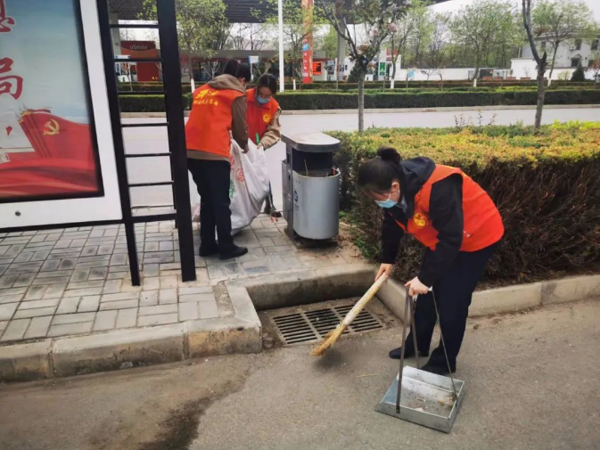 九州线上平台赴包抓共建村社开展卫生清扫志愿服务活动(图5)