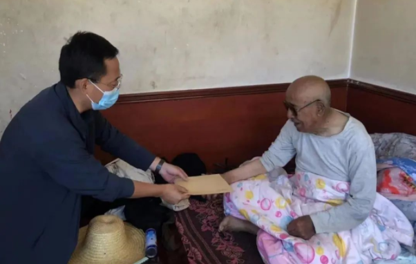 九州线上平台赴帮扶村对接工作并慰问困难党员(图2)